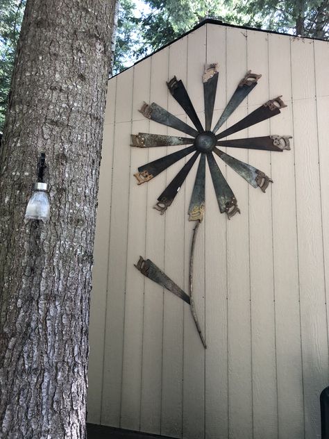 Welded Junk Yard Art, Handsaw Decor, Handsaw Art, Hand Saw Art Ideas, Diy Repurposed Items, Horseshoe Crafts Projects, Yard Art Crafts, Patio Flowers, Homesteading Diy