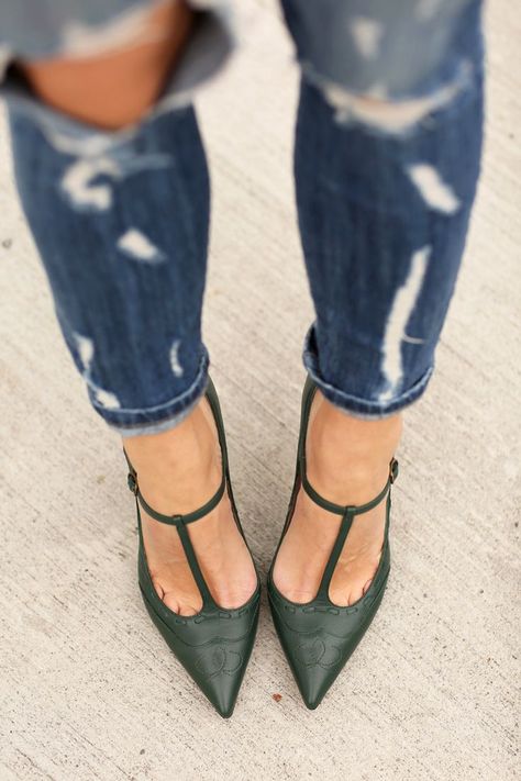 Dress down your evening t-strap pumps with distressed denim. Mary Jane Pumps Outfit, Pumps Outfit, Trendy High Heels, Mode Shoes, Zara Heels, Womens Tshirt, Mary Jane Pumps, Strap Pumps, Fabulous Shoes