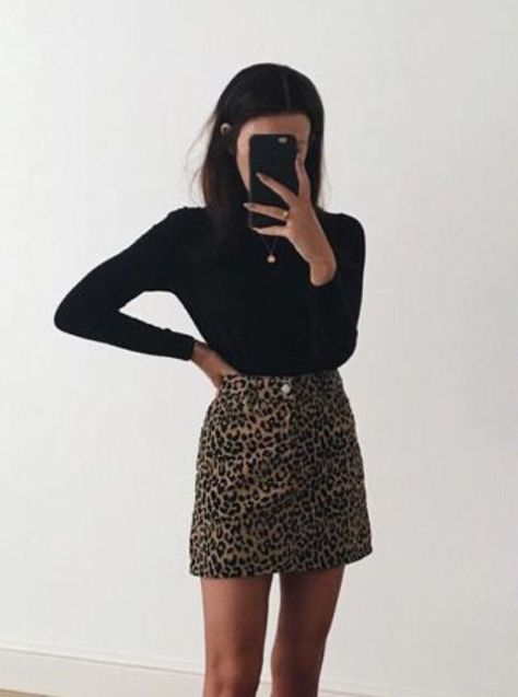 blusa basica com saia estampada Short Leopard Skirt Outfit, Outfit Chic, Leopard Print Skirt, Printed Skirt, Skirt Outfit, Mode Inspo, Print Skirt, Looks Style, Looks Vintage