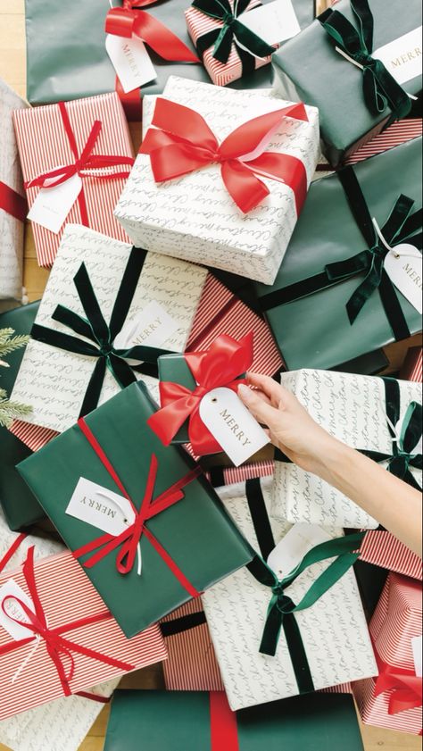 Simple Christmas Wrapping Paper, Easy Cute Christmas Wrapping, Christmas Themes Wrapping, Christmas Wrapping Ideas Colorful, Wrapping Paper Aesthetic Christmas, Wrapping Paper Theme Ideas, Christmas Gift Wrap Aesthetic, Christmas Wrapping Astethic, Traditional Christmas Wrapping Ideas