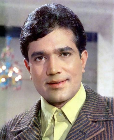 Zindgi ka safar hai ye kaisa safar Koi smjha nahin koi jana nahin.. The First Super Star of Bollywood. Rajesh Khanna.. Rajesh Khanna Old Photos, Holiday Drawings, Old Film Stars, Rajesh Khanna, Old Bollywood Songs, Best Whatsapp Dp, File Manager, Vintage Stars, Indian Wedding Video