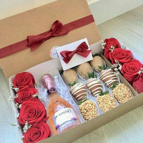 Wine Valentine Gift Ideas, Dessert Gift Box Ideas Diy, Chocolate Strawberry Gift Box Ideas, Wine And Strawberry Gift Boxes, Wine Boxes Gift Ideas, Chocolate Boxes Ideas, Valentine’s Day Gift Box Ideas, Valentines Gift Box Ideas For Her, Box With Sweets Gift Ideas