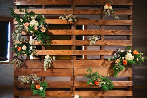 Floral Modern Palet wedding backdrop. Palet decoration. Wedding Arch Tulle, Tablecloth Backdrop, Wedding Reception Head Table, Reception Head Table, Pallet Backdrop, Head Table Backdrop, Diy Wedding Arch, Reception Backdrop, Wedding Reception Backdrop