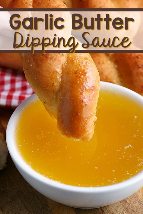 It's easy to make this Garlic Butter Dipping Sauce at home! Grab a few pizzas or breadsticks for dinner or game day - and let's get to dipping! Garlic Butter Dipping Sauce, Garlic Sauce For Pizza, Bread Dipping Sauce, Pizza Dipping Sauce, Pizza Sausage, Butter Dipping Sauce, Top Desserts, Make Garlic Butter, Bread Dipping