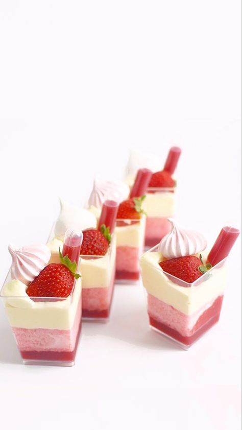 Strawberries and Cream Cheesecake Dessert Cups @delleiciousbyelle Cheesecake Dessert Cups, Small Deserts, Strawberries And Cream Cheesecake, Pudding Packaging, Pink Candy Bar, Strawberry Sweets, Bubble Tea Recipe, Cream Cheesecake, Cheesecake Cups