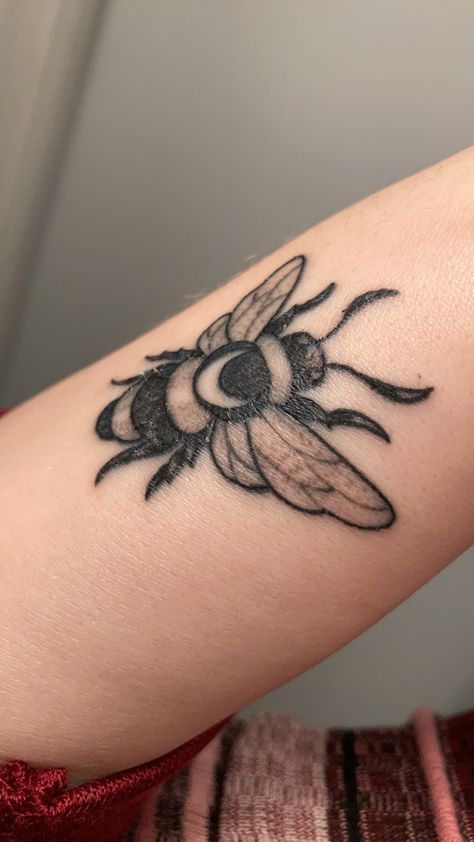 Bee With Moon Tattoo, Black And Grey Bee Tattoo, Bee And Moon Tattoo, Bee Tattoo Wrist, Tattoo With Moon, Honey Bee Tattoo, Wrap Tattoo, Piercing Inspo, Bee Tattoo