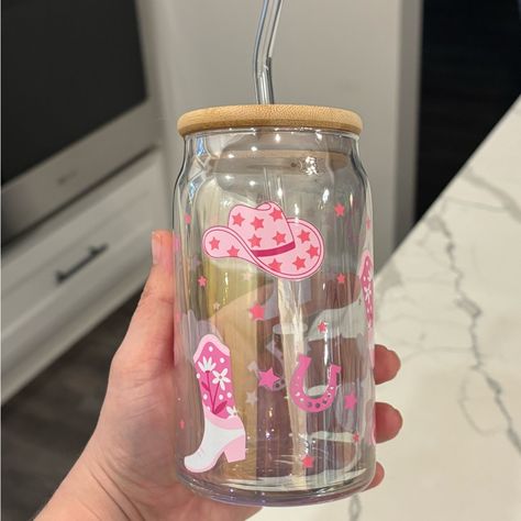 Pink Cowboy Hat And Boots Glass Cup With Lid New Pet And Smoke Free Home Preppy Cups, Glass Cup Design, Pink Stanley, Smoothie Cups, Glass Tumbler Design, Cups Ideas, Big Little Basket, Glass Cup With Lid, Pink Cowboy Hat