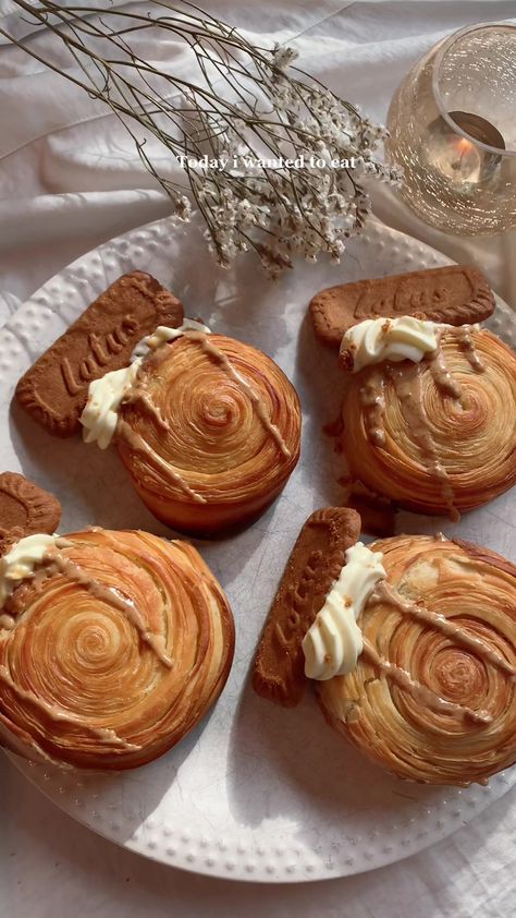 Whisk - Lotus suprême croissant Supreme Croissant Recipe, Fancy Croissants, Biscoff Croissant, Croissant Pastry Recipe, Croissant Donut Recipe, Supreme Croissant, Croissant Ideas, Croissant Bakery, Food Polls