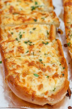 Homemade Garlic Bread Recipe, Cheesy Garlic Bread Recipe, Homemade Garlic Bread, Garlic Cheese Bread, Garlic Bread Recipe, Cheesy Garlic Bread, Kinds Of Cheese, Cheesy Bread, Läcker Mat