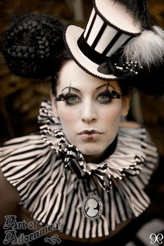 It would be neat to incorporate vintage carnival with masquerade/harlequin, easily done in my opinion, at least, I know I could do it. Steampunk Circus, Circus Makeup, The Night Circus, Pierrot Clown, Costume Venitien, Dark Circus, Diy Kostüm, Night Circus, Circus Costume