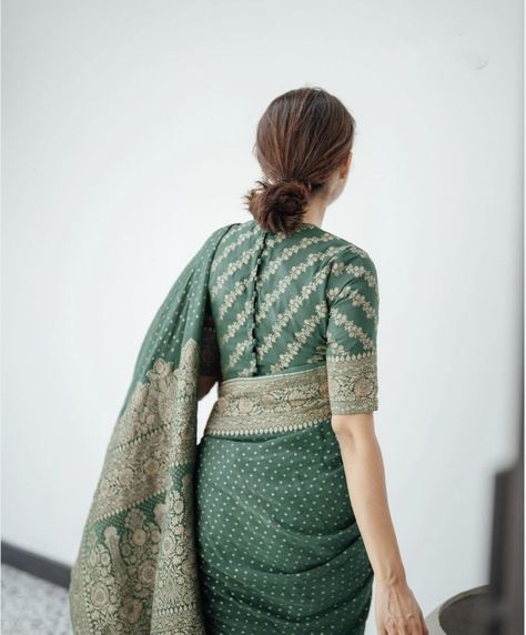 Banarasi Saree Outfit Ideas, Banarasi Sari Blouse Designs, Katan Saree Blouse Design, Professional Blouse Designs, Banarasi Outfit Ideas, Green Saree Blouse Designs, Banarsi Blouse Design, Banarsi Saree Blouse Design, Reshma Sebastian