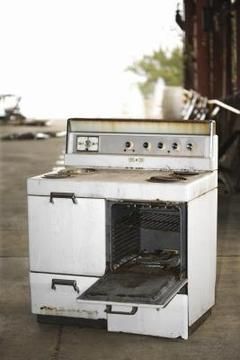 Painting your oven door can give you additional years of use out of a used appliance. Painting Appliances, Vintage Oven, Dual Oven, Old Stove, Self Cleaning Ovens, Vintage Stoves, Interior Clean, Kitchen Stove, Oven Cleaning