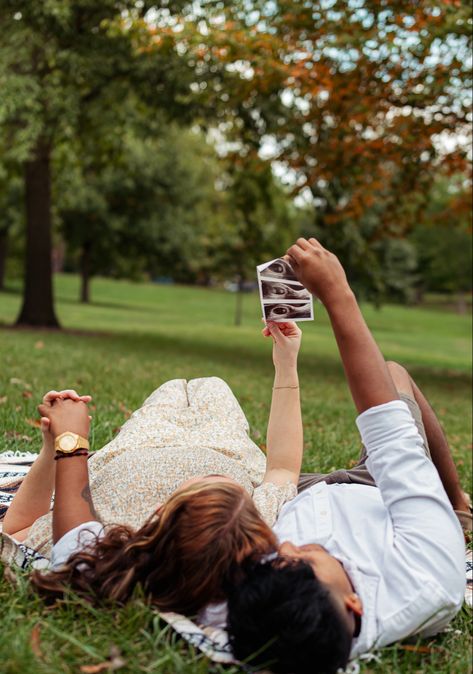 Fall Picnic Maternity Photoshoot, Picnic Themed Maternity Shoot, Maternity Photo Shoot Picnic, Pregnant Picnic Photoshoot, Summer Baby Announcement Photos, Maternity Pictures Picnic, Maternity Photos Picnic, Baby Announcement Photoshoot Spring, Picnic Style Maternity Shoot