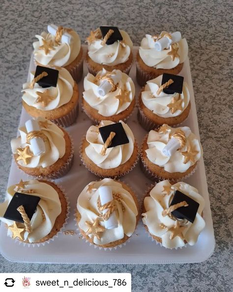 Posted @withregram • @sweet_n_delicious_786 Grad Themed Vanilla Cupcakes #joburgbaker #homemadewithlove❤️ #divine #cupcakesofinstagram🎂🍰 #alhumdulillahforeverything❤️ Graduation Cupcakes 2024, Grad Party Cupcakes, Grad Cupcakes, Senior Szn, Gold Cupcakes, Gold Sprinkles, Graduation Cupcakes, Graduation Cake, Cupcake Frosting