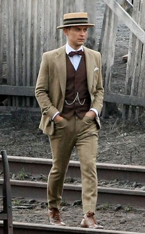 Men's Outfits From the 1920s | Think Jay Gatsby is the only one with shirts to weep over? Great Gatsby Party Outfit, Great Gatsby Outfit, Il Grande Gatsby, Gatsby Outfit, Kentucky Derby Outfit, 1920s Mens Fashion, 1920s Men, Derby Outfits, Great Gatsby Fashion