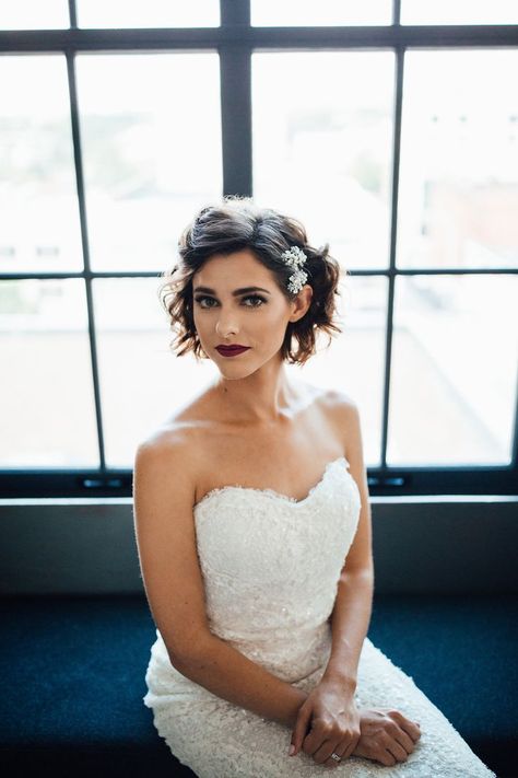 Short Bridal Hair, Bob Wedding Hairstyles, Short Hair Bride, Curly Wedding Hair, How To Curl Short Hair, Wedding Hair Inspiration, Princess Hairstyles, Short Wedding Hair, Penteado Cabelo Curto