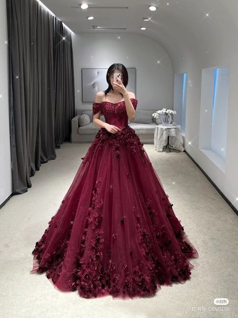 Dark Red Ball Gown, Red Princess Dress, Vestidos Color Vino, Debut Gowns, Red Ball Gowns, Mode Purple, Debut Dresses, Red Ball Gown, Red Quinceanera Dresses