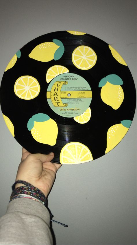 Record Painting Ideas Easy Boho, Simple Painted Records, Painted Vynil Records Aesthetic, Record Painting Ideas Hippie, Painting Records Ideas, Painted Vinyl Records Aesthetic, Painted Records Vinyl Easy, Record Painting Ideas Aesthetic, Vinyl Painting Ideas