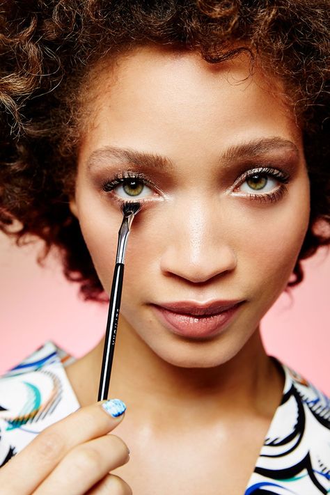 "When using a mascara wand on the bottom lashes, you tend to get a poke-y effect or you can get it on the skin," says Paré. "With a fan brush, it's soft and you get slight definition without drawing attention to any darkness in that area." Makeup Hacks Mascara, Fan Brush Makeup, Bottom Lashes, Skin Patches, Makeup Mistakes, Mascara Brush, Mascara Makeup, Eyelash Brush, Fan Brush