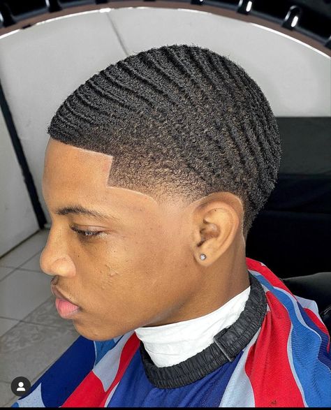 Barber Haircuts Fade, Afro Haircuts, Fade Haircut With Beard, Black Man Haircut Fade, Types Of Fade Haircut, Boys Fade Haircut, Taper Fade Short Hair, Waves Hairstyle Men, Men Fade Haircut Short