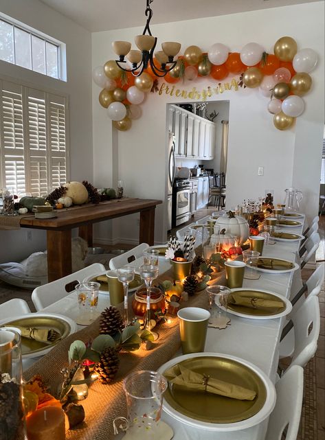 Friends Giving Party Ideas Decor, Aesthetic Thanksgiving Table, Friendsgiving Decoration Ideas, Friendsgiving Table Set Up, Friends Giving Decor Ideas, Friendsgiving Food Ideas Main Dish, Friendsgiving Set Up, Friends Giving Aesthetic, Friendsgiving Meals