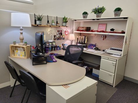 Cubical Organizer Ideas, Calming Cubicle Decor, Cute Cubical Ideas For Work, Cute Office Desk Decor At Work Professional, Cute Work Cubicle Ideas, Office Cube Decor, Work Cube Decorating Ideas, Cubical Aesthetic, Cute Cubicle Decor Work