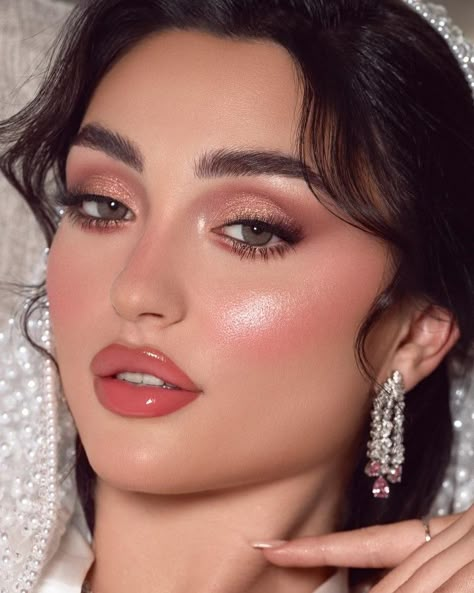 Glowy Engagement Makeup, Coquette Wedding Makeup, No Makeup Look For Wedding, Pinky Glowy Bridal Makeup, Nikkah Makeup Looks Simple, Glittery Bridal Makeup, Glowy Light Makeup, Soft Full Glam Makeup, Bridal Glowy Makeup