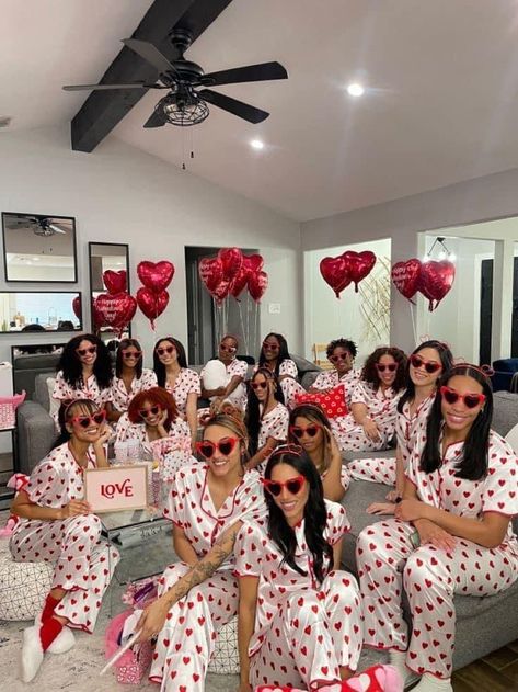 Valentines Theme Party, Galentines Day Ideas, Valentines Brunch, Valentines Birthday Party, Valentines Party Decor, Pijama Party, Galentines Party, Girls Night Party, Friends Valentines