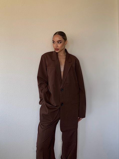 Oversized Blazer Outfit Women, Brown Oversized Blazer Outfit, Brown Suit Outfit, Oversized Brown Blazer, Oversized Blazer Outfit, Hair Photoshoot, Sleek Hair, Brown Suit, Suit Outfit