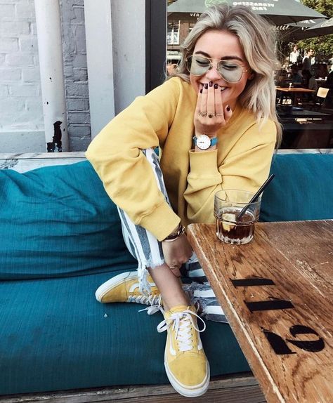 pinterest ↠ @camrynjoycee Yellow Vans, Outfit School, T Shirt Branca, Vans Outfit, 일본 패션, Skateboarder, Casual Spring, Mode Inspo, 인물 사진