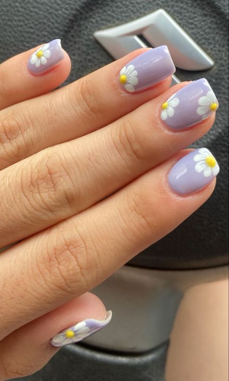 #nailart #nails #naildesign #nailideas #flores #flowers #flowersnails #nailsaddict #nailsaddict #nailsonfleek Daisy Gel Nails Short, Nail Inspo For Kids Short, Purple Nails With Daisies, Summer Nail Inspo Short Round, Plain Gel Nails Simple, Kids Nail Designs Short, Aesthetic Gel Nails Short, Flower Nail Designs Short Nails, Floral Short Nails