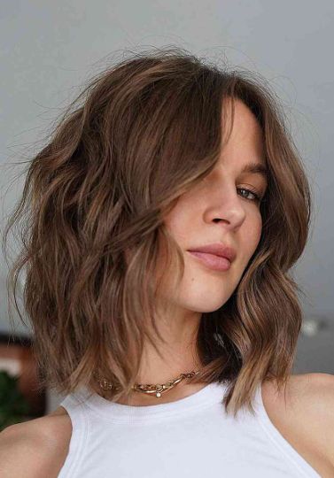 Sliced Short Wavy Hairstyles Short Locks, Choppy Haircuts, Wavy Haircuts, Fall Hair Trends, Honey Blonde Hair, Lob Haircut, Choppy Hair, Shoulder Length Hair Cuts, Short Wavy Hair