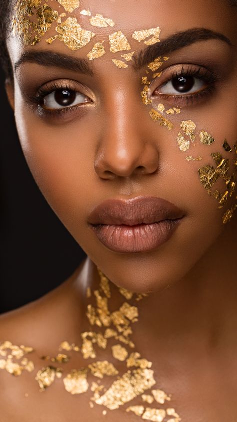 Fashion Editorial Makeup, Smoky Eye Makeup Tutorial, Golden Makeup, Fall Makeup Trend, Make Up Gold, Gold Makeup Looks, High Fashion Makeup, Face Art Makeup, Photoshoot Makeup