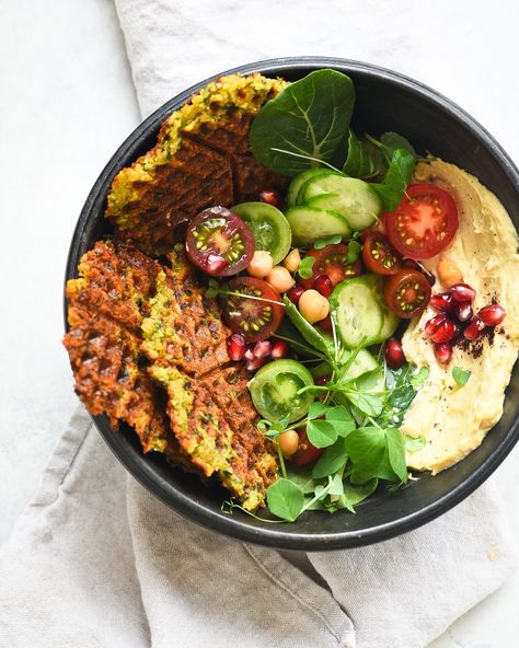 Falafel Waffle, Summer Mediterranean, Plats Healthy, Falafel Recipe, Mediterranean Salad, Think Food, My Summer, Health Diet, Lunches And Dinners