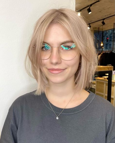 Curtain Bangs Are Making A Comeback, Here Are 55 Photos To Inspire Your New Do | 55 Curtain Bangs Photos Are You Ready For Some New Curtain Bangs? Check Out These Different Styles For Shaggy Inspiration. Lifestyle Bangs And Glasses, Pixie Mullet, Kort Bob, Pixie Wig, Hairstyles Blonde, Haircut Blonde, Bangs For Round Face, Wig Blonde, Short Blonde Haircuts