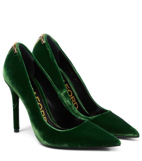 TOM FORD T-logo Velvet Pumps 1 Tom Ford Shoes, Luxury Lifestyle Fashion, Velvet Pumps, Classic Pumps, Pretty Shoes, Dream Shoes, Looks Vintage, High Heel Pumps, Pump Shoes