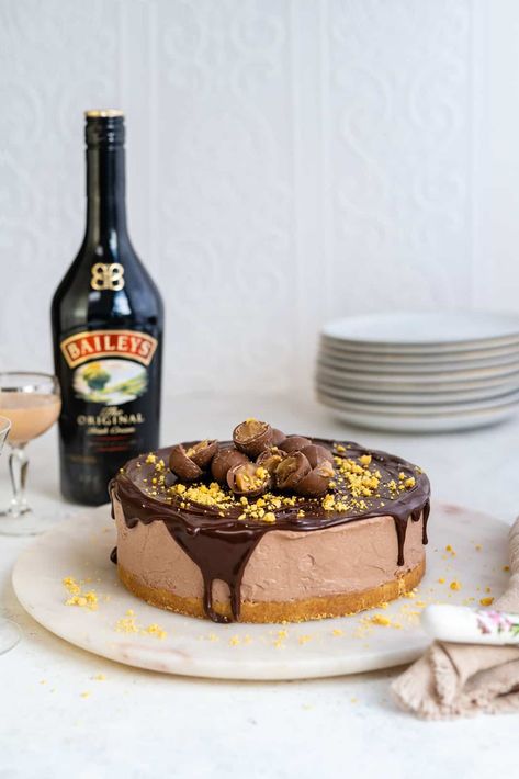 Easy No Bake Baileys Cheesecake – super creamy and insanely delicious with Baileys Irish Cream and chocolate ganache topping. Simply divine! No Bake Baileys Cheesecake, Baileys Dessert, Chocolate Ganache Topping, Baileys Irish Cream Recipes, Baileys Cake, Irish Cream Recipe, Homemade Baileys, Baileys Cheesecake, Chocolate Baileys