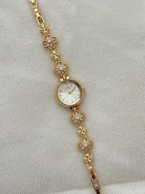 Vintage Gold Womens Dainty Watch Small Face # Vintage Watches Women Classy, Vintage Gold Watch Women, Dainty Watches For Women, Vintage Watch Women, Dainty Watches, Dainty Watch, Vintage Gold Watch, Small Face, Vintage Watches Women