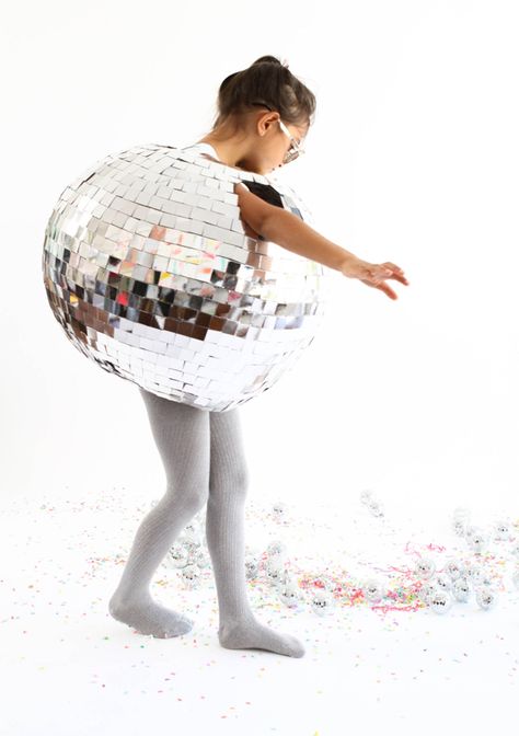 Disco Ball Costume Onda Disco, Disco Ball Costume, Diy Disco Ball, Ball Costume, Homemade Costumes, Easy Halloween Costumes, Cute Halloween Costumes, Craft Tutorial, Funny Halloween Costumes