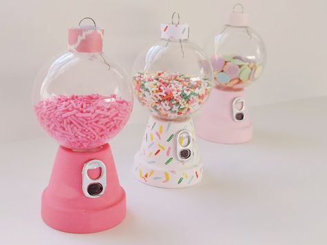 I'm Loving These Really Cute Gumball Machine Ornaments and You Will, Too! Easy Ornaments To Make, Cute Gumball Machine, Diy Gumball Machine, Diy Christmas Candy, Office Candy, Easy Ornaments, Candy Christmas Tree, Christmas Tree Candy, Candyland Christmas