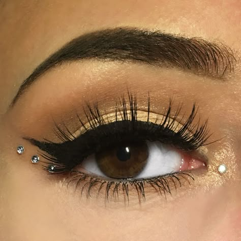 Eyeliner And Gems Makeup, Eye Makeup Ideas With Gems, Cute Gem Makeup, Sequence Eye Makeup, Subtle Euphoria Makeup, Eye Make Up With Rhinestones, Eyeliner Gem Makeup, Eyeliner Looks With Gems, Eyeshadow Gem Looks