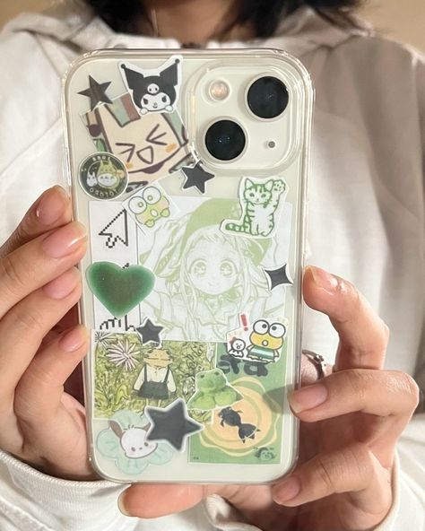 2010s Aesthetic Pfp, Clear Phone Case Collage, Decorating Clear Phone Cases, Clear Phone Case Decorations, Clear Phone Case Design, Phone Case Decoration, Diy Phone Case Design, Iphone Case Stickers, Phone Inspo