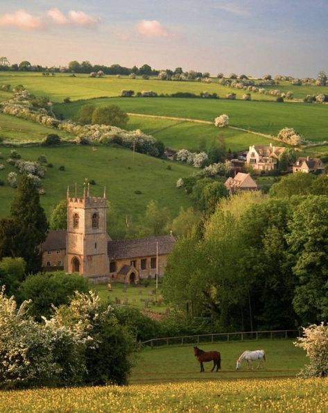 English Countryside Aesthetic, English Countryside Cottage, Countryside Fashion, Ireland Aesthetic, England Aesthetic, Cotswold Villages, England Countryside, Ireland Photography, Spring Evening