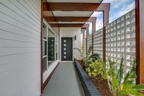 mid century modern home with breeze block entryway Breeze Block Backyard, Front Entryway Ideas Exterior, Mid Century Modern Curb Appeal, Mcm Exterior, Modern Manor, Mid Century Modern House Exterior, Exterior Columns, Mid Century Exterior, Indian Lake