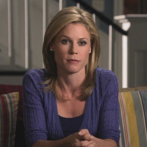 You Again Movie, Modern Family Phil, Claire Dunphy, Mom Characters, Tv Moms, Julie Bowen, Mum Fashion, Family Doctors, Long Gone