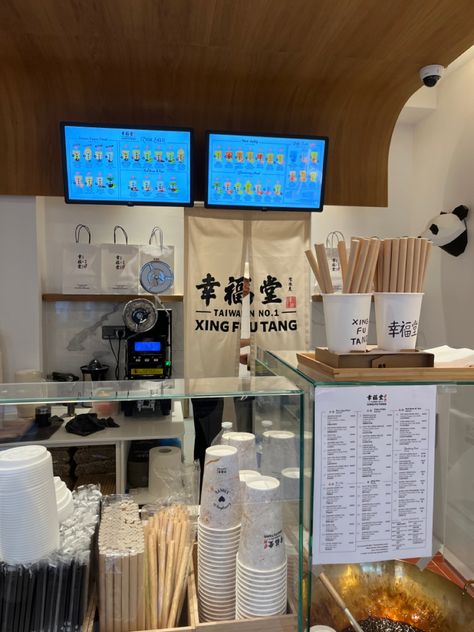 Boba Tea Shop Aesthetic Interior, Milk Tea Shop Aesthetic, Boba Store Aesthetic, Boba Shop Ideas, Boba Tea Shop Aesthetic, Boba Shop Design, Chinese Coffee Shop, Cute Boba Shop, Milk Tea Business