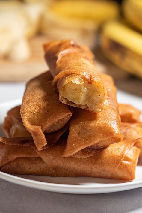 Banana Lumpia (Turon) Recipe Banana Lumpia Recipe, Turon Recipe, Banana Lumpia, Fried Banana Recipes, Banana Spring Rolls, Lumpia Recipe, Filipino Heritage, Banana Roll, Hawaiian Recipes