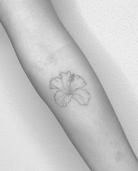 Cute Hawaii Tattoos, Hibiscus Tattoo Aesthetic, Tropical Tattoo Small, Hawaii Aesthetic Tattoo, Tiny Plumeria Tattoo, Fineline Hibiscus Tattoo, Hibiscus Line Tattoo, Dainty Hawaiian Tattoos, Hibiscus Fine Line Tattoo