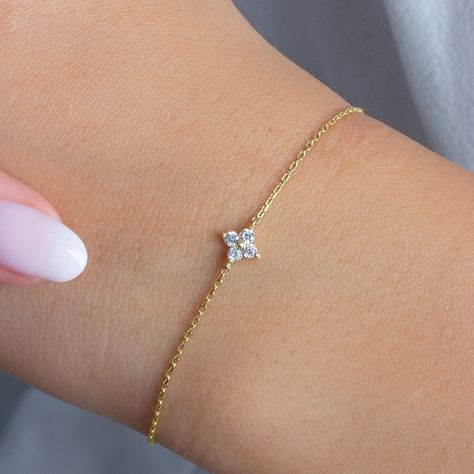 Clover Bracelet, Jewelry Accessories Ideas, Bracelet Dainty, Diamond Gift, Gold Diamond Jewelry, Tiny Diamond, Accessories Ideas, Initial Bracelet, Special Jewelry