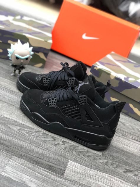 Jordan Retro 4 Mujer, Black Nike Shoes Outfit, Pretty Sneakers, Black Nike Shoes, Kicks Shoes, Cute Shoes Heels, Jordan Shoes Retro, Nike Shoes Outfits, All Nike Shoes